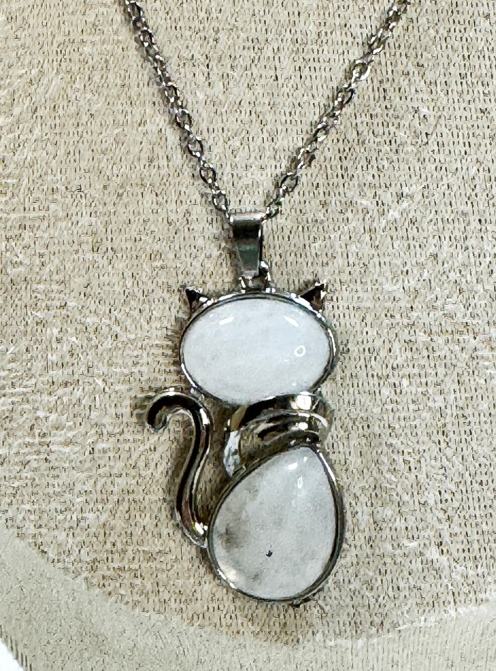 White Cat Pendant Necklace Silver Tone Cute Kitty White Quartz Look N433